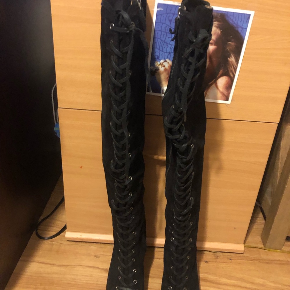 Sexy over the knee black suede boots. Worn 2x. Very comfortable.
